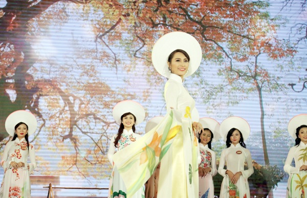 Nữ sinh Hà Nội duyên dáng tà áo dài trong đêm hội tài sắc - 12 Nữ sinh Hà Nội duyên dáng tà áo dài trong đêm hội tài sắc - 12