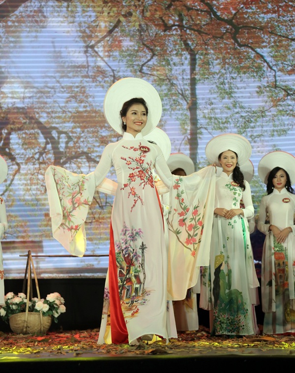 Nữ sinh Hà Nội duyên dáng tà áo dài trong đêm hội tài sắc - 10 Nữ sinh Hà Nội duyên dáng tà áo dài trong đêm hội tài sắc - 10