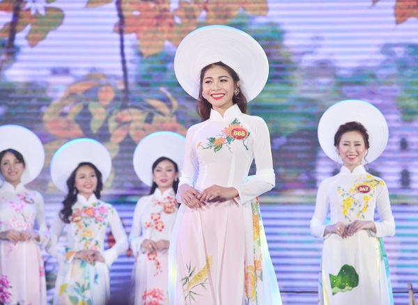 Nữ sinh Hà Nội duyên dáng tà áo dài trong đêm hội tài sắc - 2
Tân hoa khôi Hồ Ái Thơ rạng rỡ sải bước