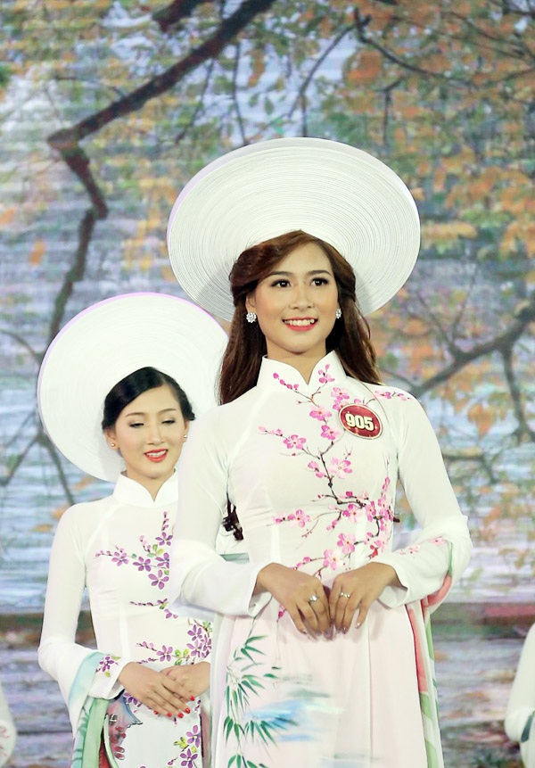 Nữ sinh Hà Nội duyên dáng tà áo dài trong đêm hội tài sắc - 4
Bùi Thị Thủy Ngân tự tin mở màn đêm thi