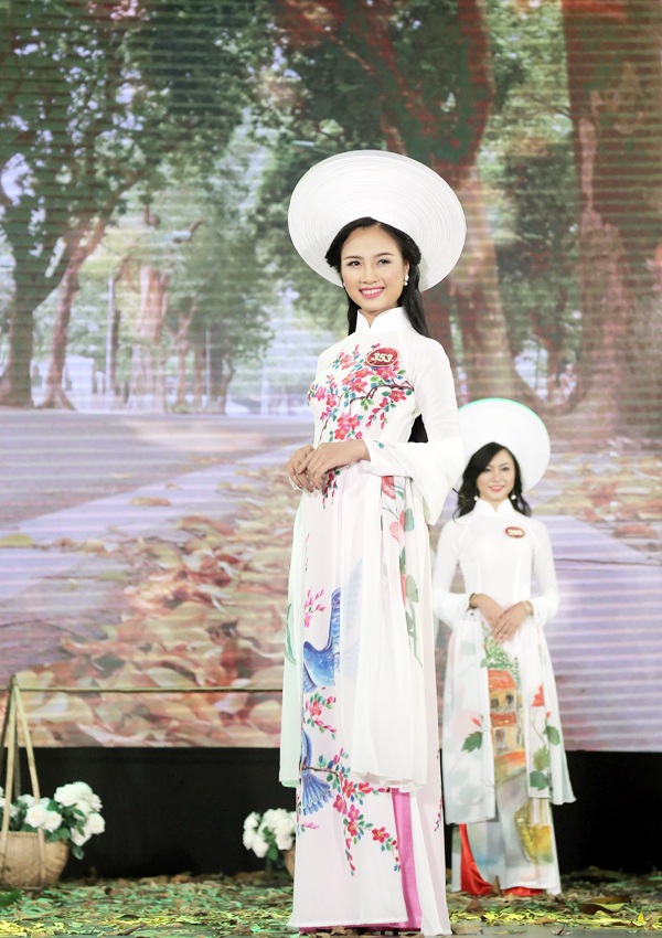 Nữ sinh Hà Nội duyên dáng tà áo dài trong đêm hội tài sắc - 6
Sở hữu nét đẹp đậm chất Á đông và mái tóc dài đen mượt, Phạm Thị Quỳnh gây ấn tượng với phần đông khán giả có mặt tại đêm chung kết