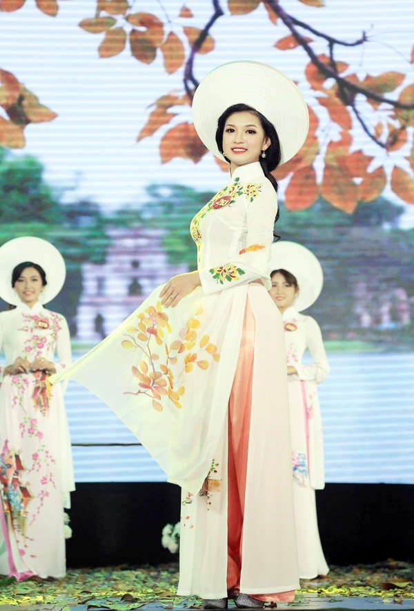 Nữ sinh Hà Nội duyên dáng tà áo dài trong đêm hội tài sắc - 7
Thí sinh đến từ trường Cao đẳng Nghệ thuật Hà Nội Bàng Thục Anh