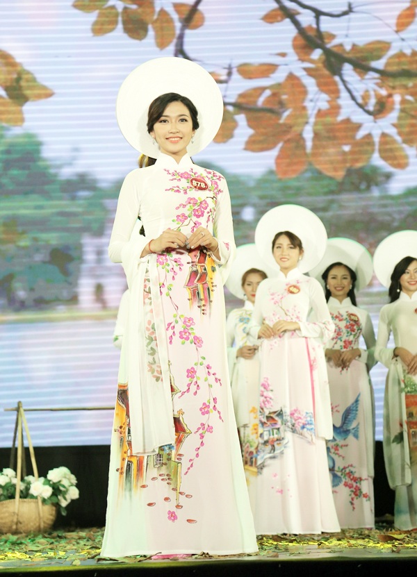 Nữ sinh Hà Nội duyên dáng tà áo dài trong đêm hội tài sắc - 8
Á khôi 1 của cuộc thi Hoàng Phương Hà nở nụ cười tự tin khi thể hiện khả năng catwalk của mình
