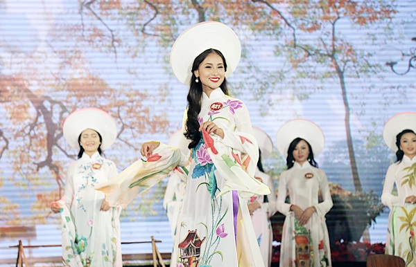 Nữ sinh Hà Nội duyên dáng tà áo dài trong đêm hội tài sắc - 9
Á khôi 2 Hoàng Thị Thu Hồng