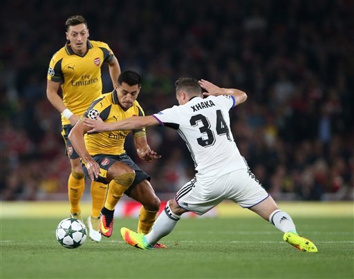 
Sanchez (giữa) nhiều khả năng sẽ được cho nghỉ ngơi ở trận đấu này
