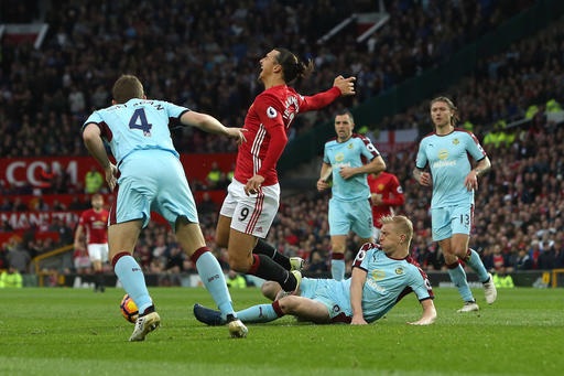 Những quyết định gây tranh cãi của trọng tài Clattenburg với MU - 2
Tình huống Ben Mee đốn ngã Ibra ở đầu vòng cấm địa