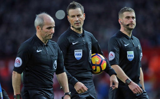 Những quyết định gây tranh cãi của trọng tài Clattenburg với MU - 1
Clattenburg (giữa) và các trợ lý làm việc trong trận MU - Burnley