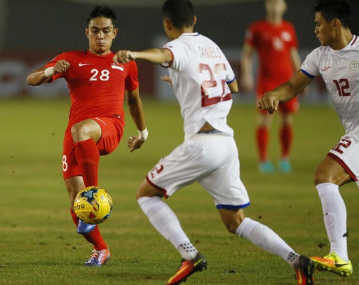 Chơi thiếu người, Singapore vẫn cầm hòa Philippines - 2
Singapore (đỏ) đang phòng ngự đầy chặt chẽ và chắc chắn