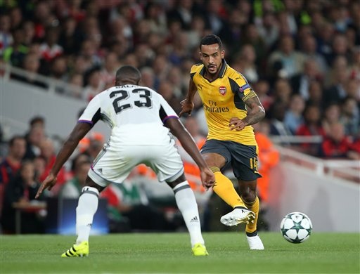 
Walcott (phải) thi đấu với các cầu thủ Basel ở lượt đi
