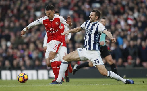 Arsenal 1-0 West Brom: Giroud tỏa sáng - 1
Gibbs (trái) tranh bóng với McAuley