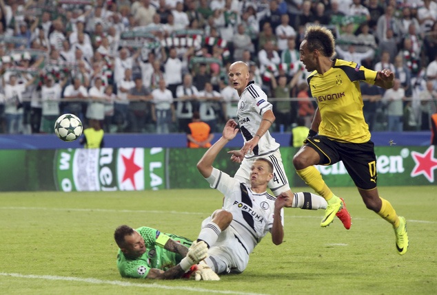 Real Madrid tìm kiếm chiến thắng đậm đà ở Champions League? - 2
Legia (trắng) bị đánh giá là đội bóng yếu nhất bảng F