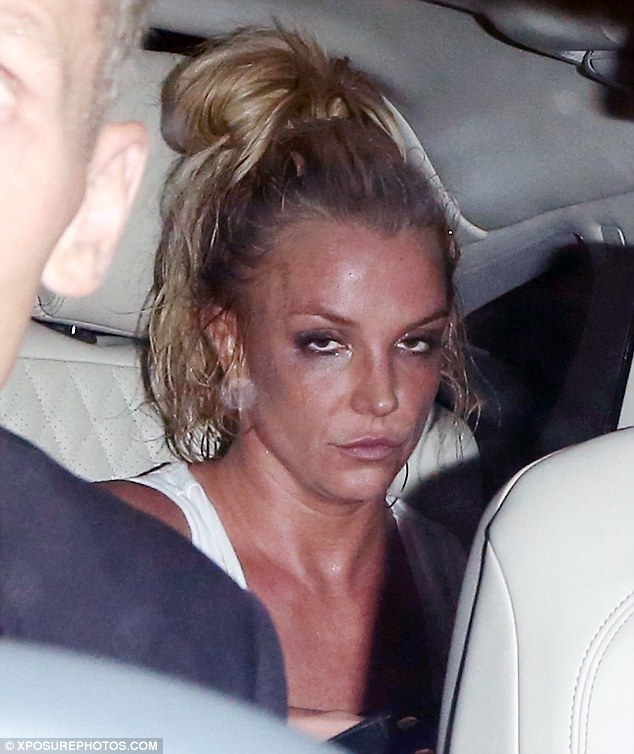 Britney lộ mặt mệt mỏi, già nua - 1
Công chúa nhạc Pop trông mệt mỏi và già nua khi kết thúc buổi diễn lớn đầu tiên tại London trong 5 năm qua vào tối 27/9