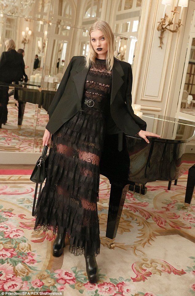 Dàn chân dài đình đám đọ dáng với trang phục xuyên thấu - 5
Elsa Hosk - siêu mẫu Thụy Điển diện váy ren đen của Elie Saab