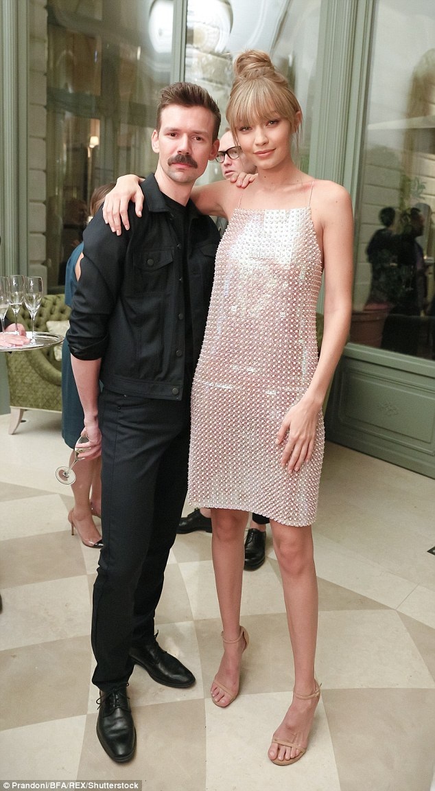 Dàn chân dài đình đám đọ dáng với trang phục xuyên thấu - 8
Gigi Hadid rất đắt show tại Paris Fashion Week