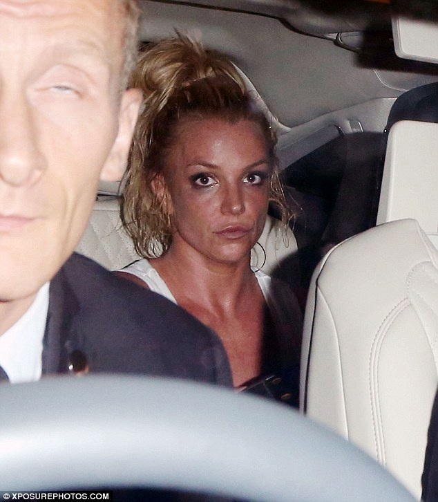 Britney lộ mặt mệt mỏi, già nua - 2
Britney Spears rời địa điểm biểu diễn với gương mặt nguyên son phấn, tóc buộc cao và nhanh chóng trở về khách sạn cùng ê kíp của mình