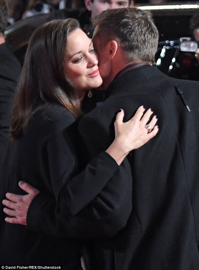 Brad Pitt thân mật bên bạn diễn xinh đẹp - 2
Đôi bạn diễn trong phim Allied dành cho nhau những cử chỉ thân mật và ngọt ngào trước ống kính thợ săn ảnh