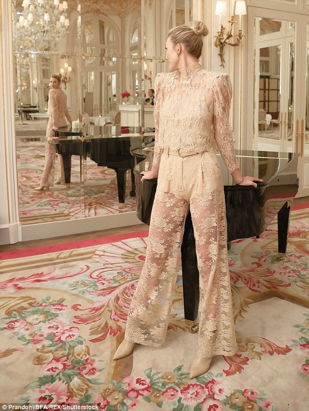 Dàn chân dài đình đám đọ dáng với trang phục xuyên thấu - 10
Karlie Kloss diện bộ đồ ren mong manh tôn lên chiều cao 1,8m