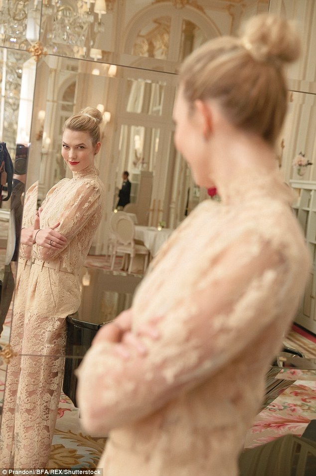 Dàn chân dài đình đám đọ dáng với trang phục xuyên thấu - 11
Karlie Kloss hiện là sinh viên đại học New York
