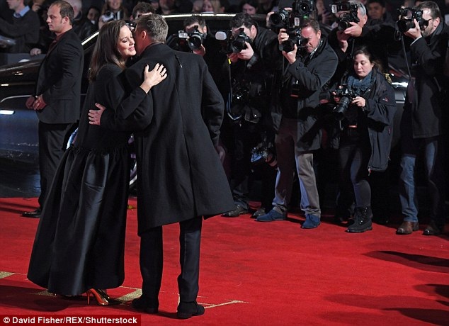 Brad Pitt thân mật bên bạn diễn xinh đẹp - 3
Brad Pitt và Marion Cotillard đã dính tin đồn tình cảm trong thời gian đóng phim và khi thông tin về vụ chia tay của anh và Jolie được lan rộng thì cũng có nhiều thông tin cho rằng Jolie bỏ vì ghen với chồng và bạn diễn