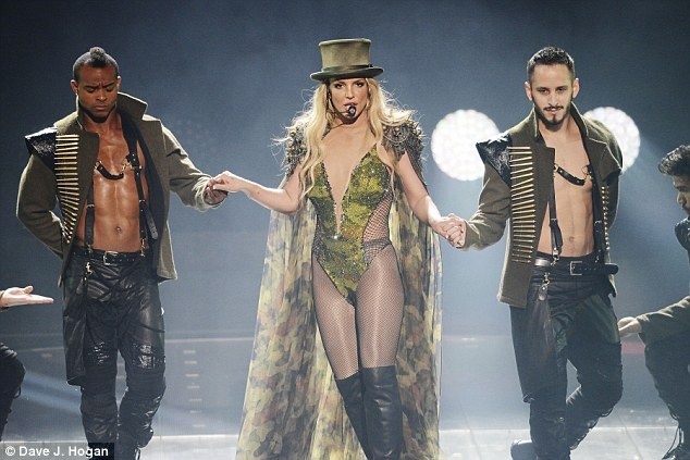 Britney lộ mặt mệt mỏi, già nua - 4
Khán giả Anh quốc rất háo hức đi xem buổi diễn của Britney vì đã 5 năm rồi cô không tới diễn ở đây