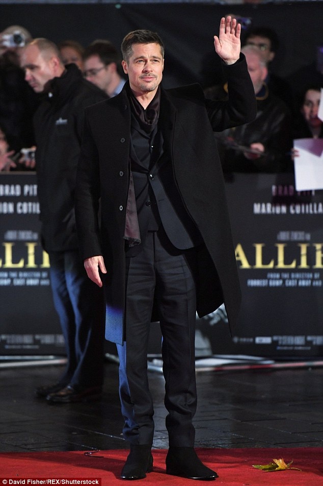 Brad Pitt thân mật bên bạn diễn xinh đẹp - 5
Marion Cotillard hết lời ca ngợi bạn diễn Brad Pitt vì thái độ làm việc chuyên nghiệp, hết mình đồng thời cũng khẳng định, với cô gia đình là ưu tiên hàng đầu