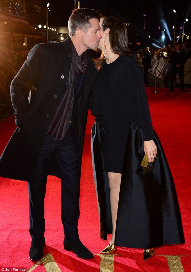 Brad Pitt thân mật bên bạn diễn xinh đẹp - 7
Giờ đây anh dường như đã bình tâm trở lại và xuất hiện tươi tắn hơn