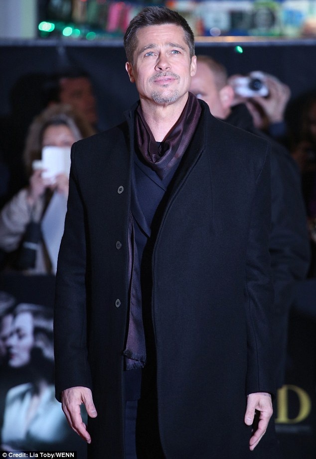 Brad Pitt thân mật bên bạn diễn xinh đẹp - 8
Ngôi sao 52 tuổi giữ im lặng trước mọi câu hỏi về chuyện riêng, anh chỉ nói đơn giản: Cảm ơn mọi người đã động viên
