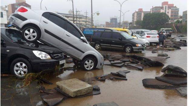 Hàn Quốc: Bão lũ mạnh như sóng thần cuốn trôi nhà cửa, ô tô - 4
(Ảnh: AFP)