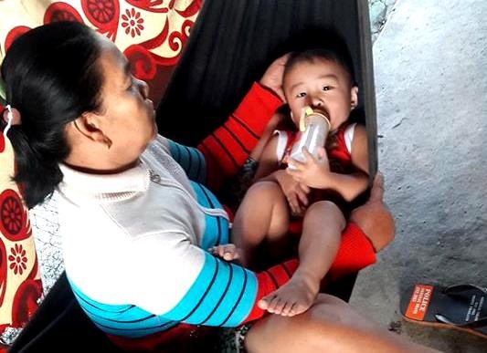 “Em tỉnh dậy về với bố con anh đi em !” - 1
Cậu con trai mới hơn 2 tuổi của bệnh nhân đang phải sống trong cảnh khốn khó cùng ông bà nội