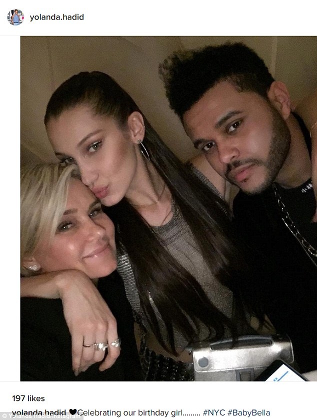 Bella Hadid mặc gợi cảm đón tuổi 20 - 7
Mẹ Bella hạnh phúc khoe ảnh chụp cùng con gái trên trang cá nhân.