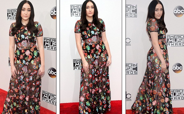 Những bộ cánh xấu nhất trên thảm đỏ lễ trao giải âm nhạc Mỹ - 11
Noah Cyrus già nua hơn tuổi 16 vì chiếc váy hoa này