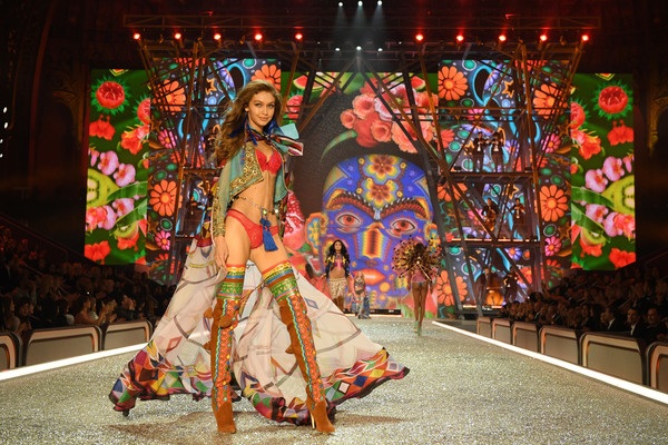 Siêu mẫu áo tắm tái ngộ bạn trai trên sàn catwalk - 13
Victorias Secret Fashion Show ngập tràn màu sắc và được khán giả khen hết lời
