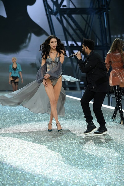 Siêu mẫu áo tắm tái ngộ bạn trai trên sàn catwalk - 3
Bella Hadid chạm mặt bạn trai cũ The Weeknd trên sàn catwalk