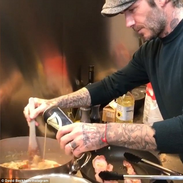 Giáng sinh ấm cúng của gia đình Beckham - 7
Ngôi sao bóng đá 41 tuổi hoàn toàn có thể thay vợ nấu ăn, chăm sóc bốn con nhỏ, dọn dẹp nhà cửa. Bên cạnh đó David cũng ký được nhiều hợp đồng quảng cáo lớn nhỏ khác