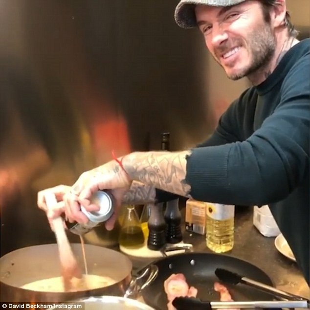 Giáng sinh ấm cúng của gia đình Beckham - 6
Hình ảnh hoàn hảo của cựu danh thủ Anh khiến fans càng thêm phần ngưỡng mộ. Năm vừa qua - David cũng chi mạnh tiền để vợ phát triển việc kinh doanh - thoát khỏi những giai đoạn kinh doanh không thực sự khởi sắc