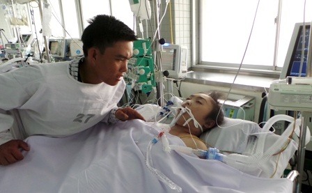 “Em tỉnh dậy về với bố con anh đi em !” - 3
Đáp lại tiếng gọi trìu mến của anh Dương chỉ có ánh mắt vô hồn