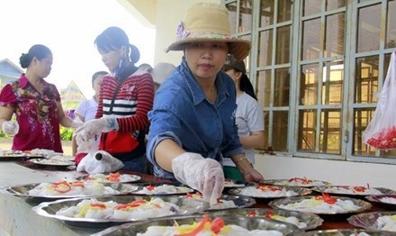 Những vua đầu bếp… làng - 1
Đội bếp của chị Ngọc Ánh (thôn La Trung) bày các món lên đĩa, chuẩn bị đãi tiệc đám cưới. Ảnh: Thanh Trần.
