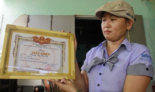 Những vua đầu bếp… làng - 2
Chị Trần Thị Thu Hà “khoe” đồng phục lịch sự của đội bếp cùng thành tích xuất sắc của mình trong lớp học nấu ăn.