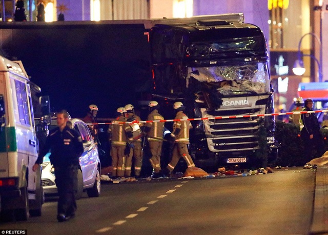 Nữ du học sinh Việt bàng hoàng kể về phút thoát khỏi vụ khủng bố Berlin - 1
Hiện trường vụ tấn công khủng bố bằng xe tải tại khu chợ Giáng sinh Berlin tối 19/12. (Ảnh: Reuters)