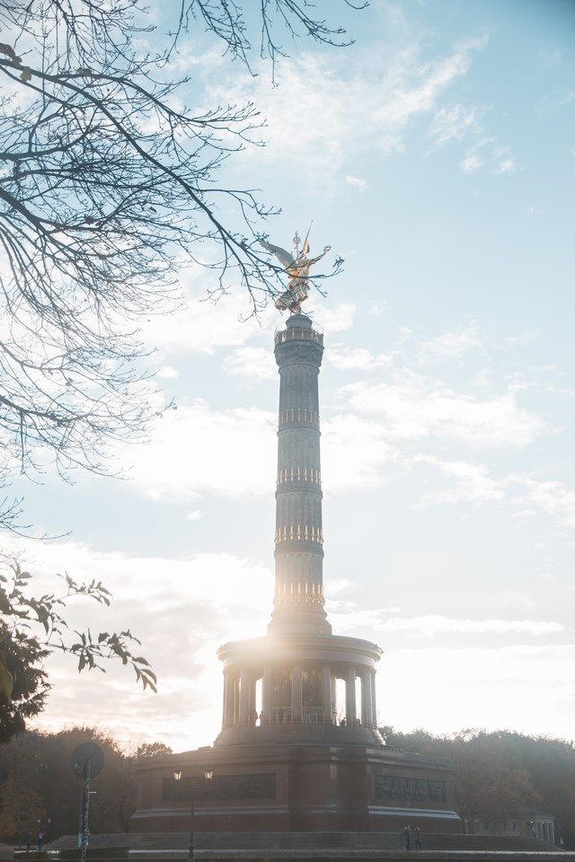 
Khi phần lớn các thành phố khác tuyết đã rơi thì tại Berlin nắng vẫn còn và bầu trời vẫn trong xanh.
