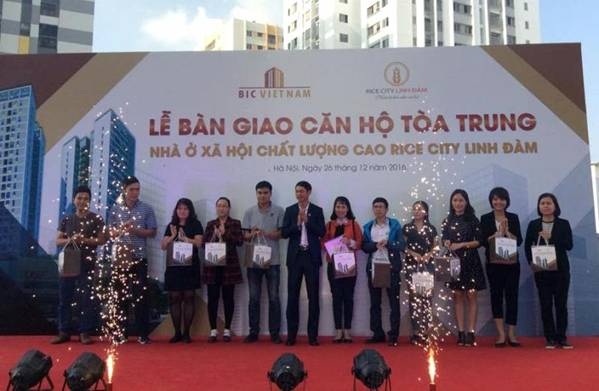 BIC Việt Nam bàn giao nhà ở xã hội tòa Trung – Rice City Linh Đàm - 1 Đại diện Cty CP BIC Việt Nam bàn giao căn hộ cho các cư dân tòa Trung – Rice City Linh Đàm.