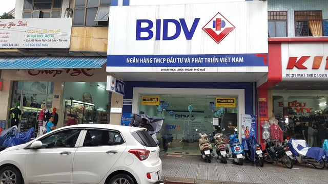 Sau vụ cướp ở Huế: Thống đốc Lê Minh Hưng yêu cầu siết an ninh ngân hàng - 1
BIDV Mai Thúc Loan, TP Huế - Nơi vừa xảy ra vụ cướp táo bạo mất hơn 700 triệu đồng.