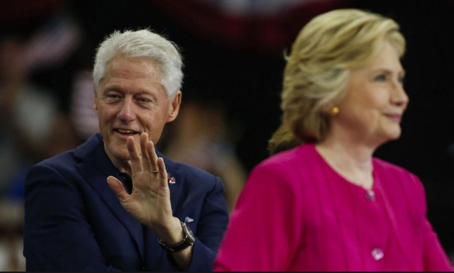 FBI bất ngờ công bố hồ sơ điều tra cựu Tổng thống Bill Clinton - 1
Cựu Tổng thống Mỹ Bill Clinton và vợ là ứng viên tổng thống Hillary Clinton. (Ảnh: AFP)
