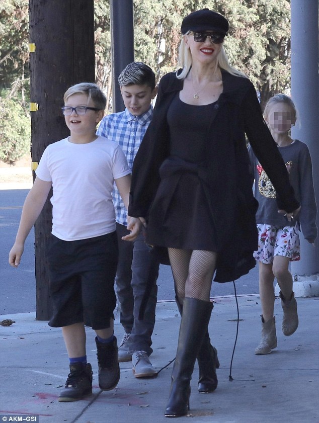 
Gwen Stefani là con chiên ngoan đạo, cô thường xuyên đưa 3 con tới nhà thờ vào dịp cuối tuần
