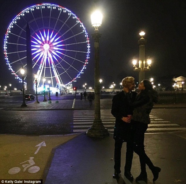 
Siêu mẫu Kelly Gale, 21 tuổi, người vừa được mời trình diễn cho Victoria Secret tại Paris tranh thủ nghỉ ngơi tại thành phố tình yêu này thêm vài ngày và cùng bạn trai Johannes Jarl đi ngắm cảnh, mua sắm rất hạnh phúc.
