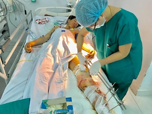 Cứu chân trái bệnh nhân vỡ tụy vì đụng xe tải - 1 Hiện tại tình trạng sức khỏe bệnh nhân diễn tiến tốt, cẳng chân ghép nối hồng, ấm, có cảm giác,
