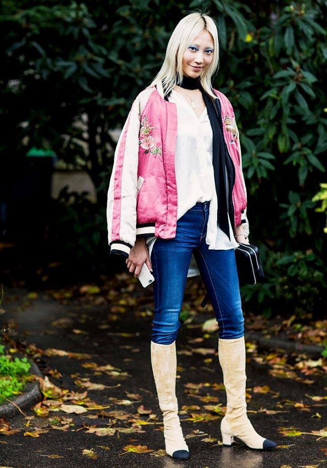 
Áo khoác bomber tạo vẻ năng động và trẻ trung cho người mặc
