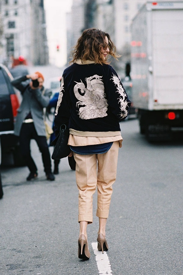 
Hòa hợp với quần lửng trên mắt cá chân và giày cao gót
