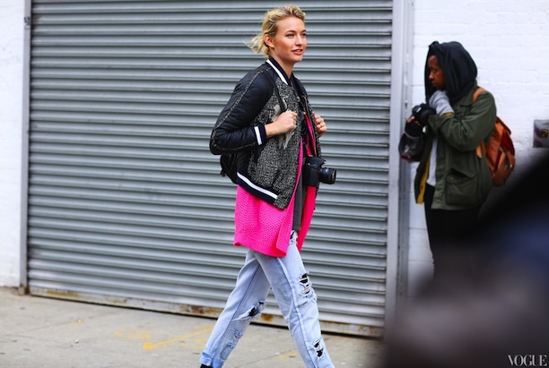 
Quần Jeans rách cũng ăn ý với áo bomber
