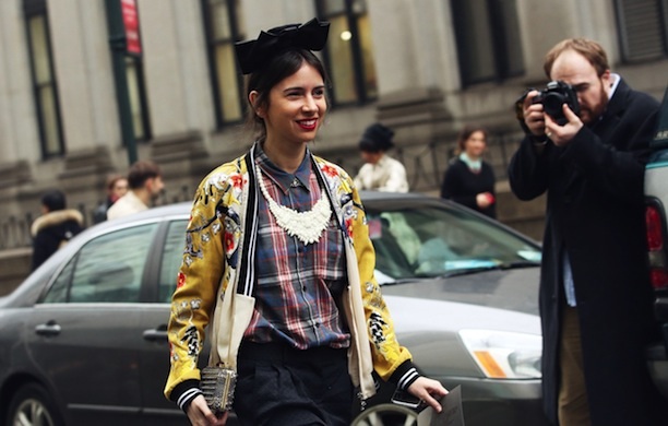 
Sơ mi kẻ caro và áo bomber màu vàng, cặp đôi phá cách thú vị
